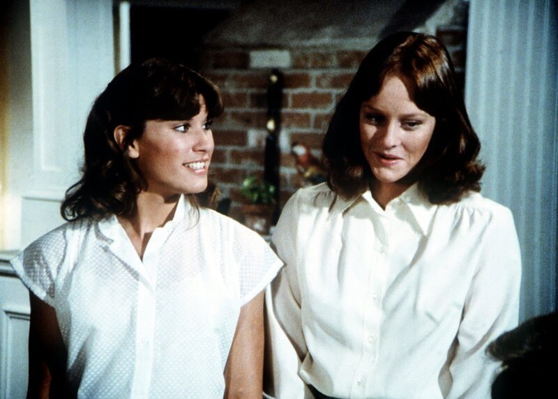 Erin (Mary Beth McDonough, r.) und ihre Schwester Mary Ellen (Judy Norton-Taylor, l.) beschließen, ihr Elternhaus in Waltons Mountain zu verlassen, um in Hollywood ihr Glück zu versuchen. – Bild: Sat.1 Gold