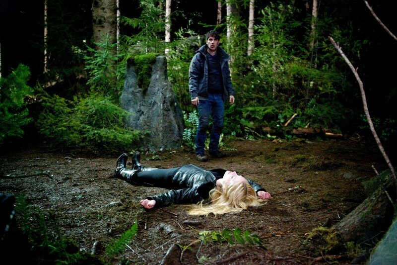 (l-r) Claire Coffee als Adalind, David Giuntoli als Nick Burkhardt – Bild: Open 4 Business Productions LLC.