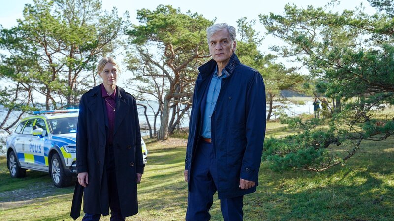 Anna-Maja Haglund (Maria Alm Norell) und Robert Anders (Walter Sittler) ermitteln von nun an gemeinsam im Fall einer unbekannten Toten, die bald als Roberts Ex-Frau identifiziert wird. – Bild: ZDF und Marion von der Mehden