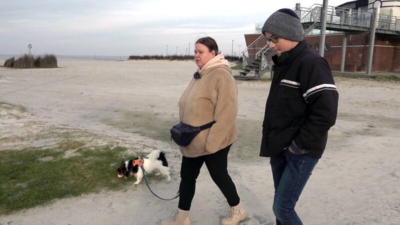 Sandra, Angelo und Hund Balou sind heute am Nordseestrand. Angelo hat schulfrei, weshalb ein Ausflug ans Meer möglich ist. Auch wenn es schön ist, haben sie nicht mit der kalten Brise gerechnet. – Bild: RTLZWEI