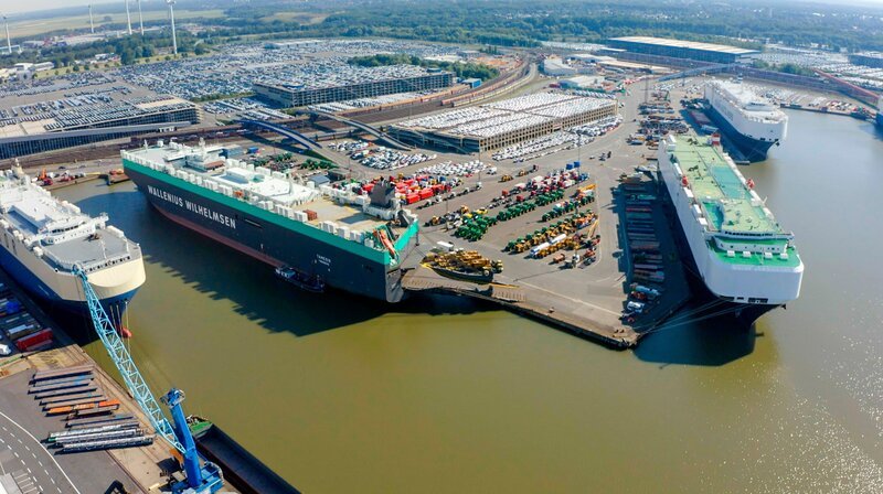NDR Fernsehen DIE NORDREPORTAGE: BAUMASCHINEN XXL, "Vom Hafen in den Steinbruch". Bremerhaven und sein High & Heavy Terminal: hier wird alles verladen, was besonders groß und schwer ist. – Bild: NDR/FILMBLICK Hannover NDR Fernsehen DIE NORDREPORTAGE: BAUMASCHINEN XXL, "Vom Hafen in den Steinbruch". Bremerhaven und sein High & Heavy Terminal: hier wird alles verladen, was besonders groß und schwer ist. – Bild: NDR/FILMBLICK Hannover