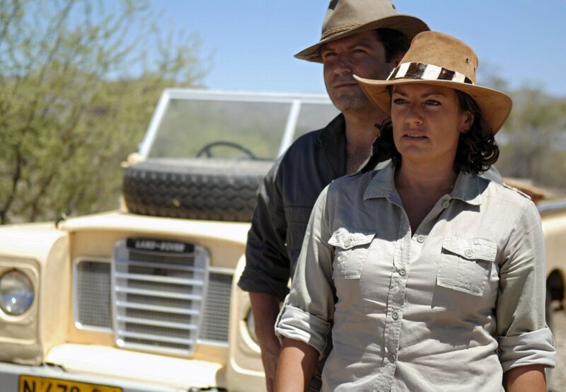 rbb Fernsehen AFRIKA IM HERZEN, Deutschland 2008, Regie Peter Sämann, am Sonntag (07.10.12) um 15:30 Uhr. Die Buschärzte Sam (Francis Fulton-Smith) und Katrin (Christine Neubauer) sorgen sich um die Zukunft ihrer Region und der Bewohner. – Bild: rbb/​Degeto/​Tony Fiqueira