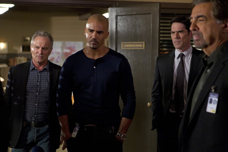 Versuchen, einen Serientäter zur Strecke zu bringen: Detective Tom Landry (John Posey, l.), Morgan (Shemar Moore, 2.v.l.), Hotch (Thomas Gibson, 2.v.r.) und Rossi (Joe Mantegna, r.) … – Bild: Sonja Flemming /​ ABC STUDIOS /​ American Broadcasting Companies, Inc.