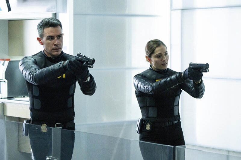John Boyd als FBI SA Stuart Scola und Juliana Aidén Martinez als FBI SA Eva Ramos – Bild: CBS Broadcasting Inc. /​ Bennett Raglin