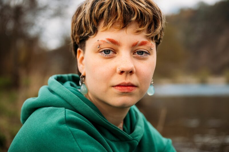 Dauerhafte Sorgen, Gedanken kreisen, die innere Anspannung reißt kaum ab. Vivien lebt mit einer generalisierten Angststörung. – Bild: Jann Höfer /​ ZDF
