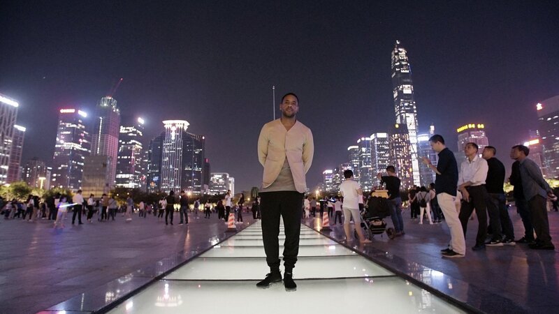 Reggie visits Shenzhen, China’s ‚City of the Future‘ – Bild: SRF/​BBC Studios