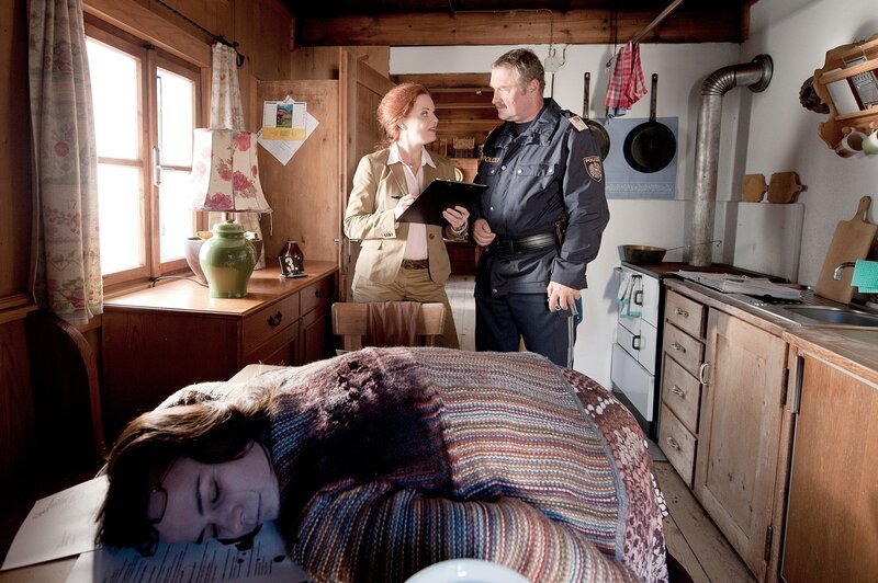 SOKO Kitzbühel Staffel 12 Folge 12 Am Tatort: Christine Klein als Dr. Haller, Ferry Oellinger als Kroisleitner, Eva Lorenzo als Maria Fuentes-Calderon. – Bild: SRF/​ORF
