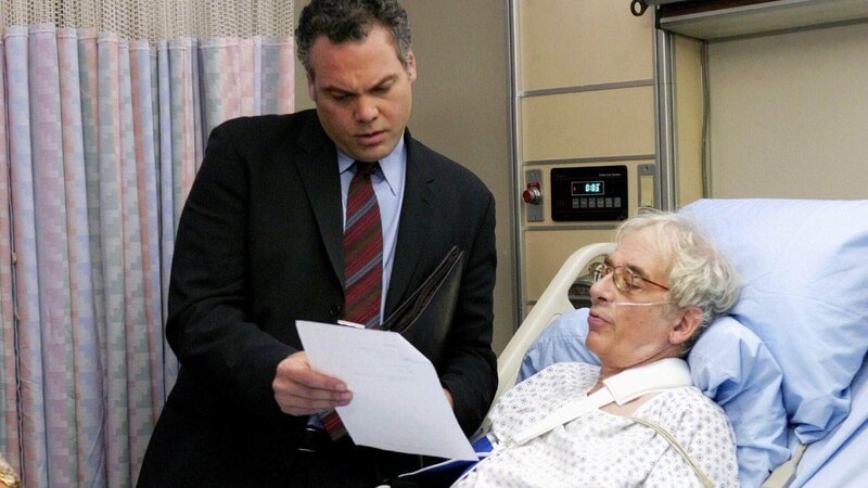 Detective Goren (Vincent D’Onofrio, l.) befragt den verletzten Star-Physiker John Manotti (Austin Pendleton) im Krankenhaus. – Bild: MG RTL D /​ Universal