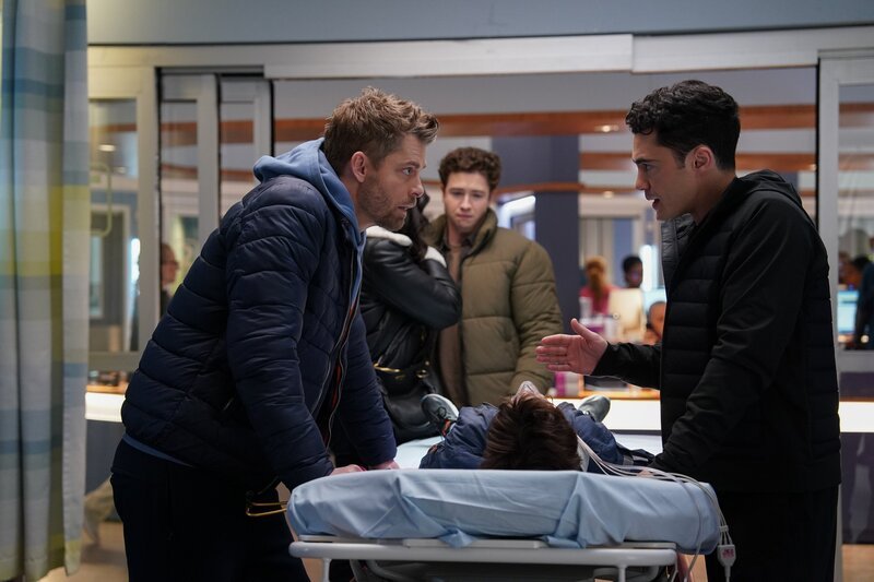 Chicago Med Staffel 10 Folge 18 Ein Junge mit Schlangenbiss wird eingeliefert: Luke Mitchell als Dr. Mitch Ripley, Darren Barnet als Dr. John Frost – Bild: SRF /​ NBC Universal /​ James Washington /​ NBCUniversal Media, LLC