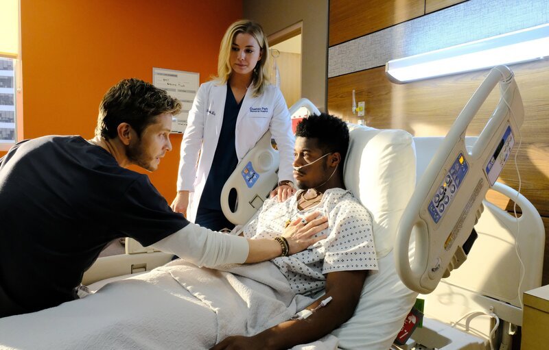 Dr. Hawkins (Matt Czuchry, l.) und seine Kollegin Nicolette Nevin (Emily VanCamp, M.) machen sich Sorgen um ihren herzkranken Patienten Micah Stevens (Patrick Walker, r.). Ob er noch rechtzeitig ein Spenderherz bekommen wird? – Bild: 2018 Fox and its related entities. All rights reserved. /​ Guy D’Alema Lizenzbild frei