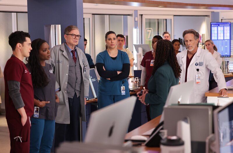 CHICAGO MED -- „Down In A Hole“ Episode 1015 -- Pictured: (l-r) Darren Barnet as Dr. John Frost, Marlyne Barrett as Maggie Lockwood, Oliver Platt as Dr. Daniel Charles, Lorena Diaz as Nurse Doris, Steven Weber as Dr. Dean Archer -- (Photo by: George Burns Jr/​NBC) – Bild: NBC /​ George Burns Jr/​NBC /​ Episodic /​ NBCUniversal Media, LLC.