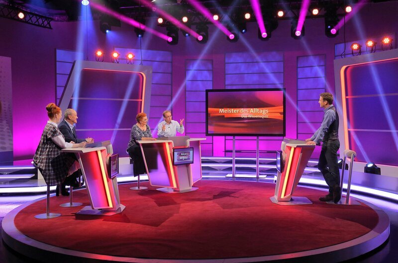 Moderator Florian Weber (re.) stellt im Wissensquiz die Alltagstauglichkeit seiner prominenten Kandidaten auf die Probe (v. li.): Enie van de Meiklokjes, Bodo Bach, Alice Hoffmann und Wigald Boning. – Bild: SWR/​Peter A. Schmidt