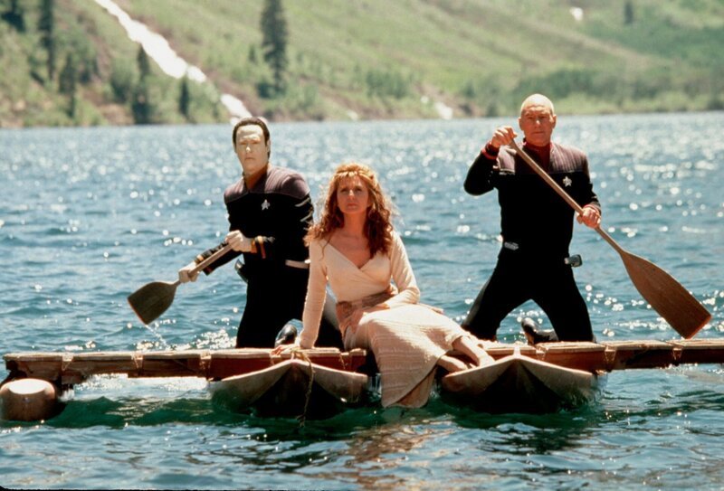 Captain Picard (Patrick Stewart, r.), die Ba’ku-Frau Anji (Donna Murphy) und Lieutenant Commander Data (Brent Spiner, l.) flüchten auf einem Floß vor dem Angriff der Son’a. – Bild: ZDF
