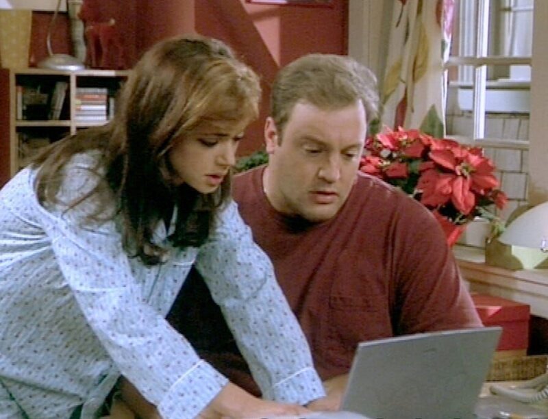 Doug Heffernan (Kevin James) und seine Frau Carrie (Leah Remini) kontrollieren die neuesten Aktienkurse. – Bild: RTL II
