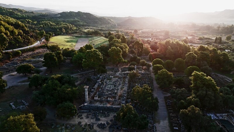 Ab dem 8. Jahrhundert versammeln sich die Griechen in Olympia, um sich in Wettkämpfen zu messen. Die Spiele forderten Todesopfer. – Bild: SRF/​ZDF/​Martin Becker