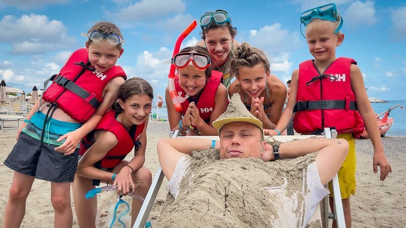 SRF-Redaktor Jan Fitze in Italien am Meer mit den Kindern der Familien Achermann und Inderbitzin. – Bild: SRF