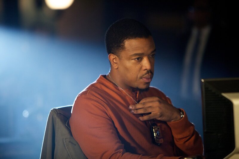 Hank (Russell Hornsby) rollt auf der Suche nach einem Mädchen die Ermittlungen eines alten Falls auf und wird fündig … – Bild: Canal+