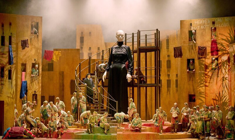  Ludovic Tézier mit Ensembles. – Bild: ORF/​Wiener Staatsoper/​Michael Pöhn
