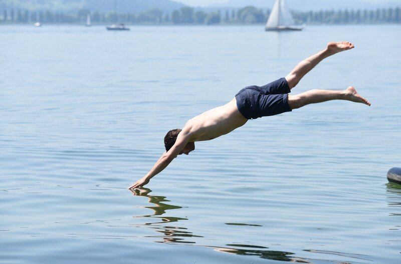 Ein Wakeboarder ist verunglückt – ohne zu zögern hechtet Jakob Frings (Max König) zu seiner Rettung in den Bodensee. – Bild: ORF/​Bavaria/​ARD/​SWR/​Laurent Trümper