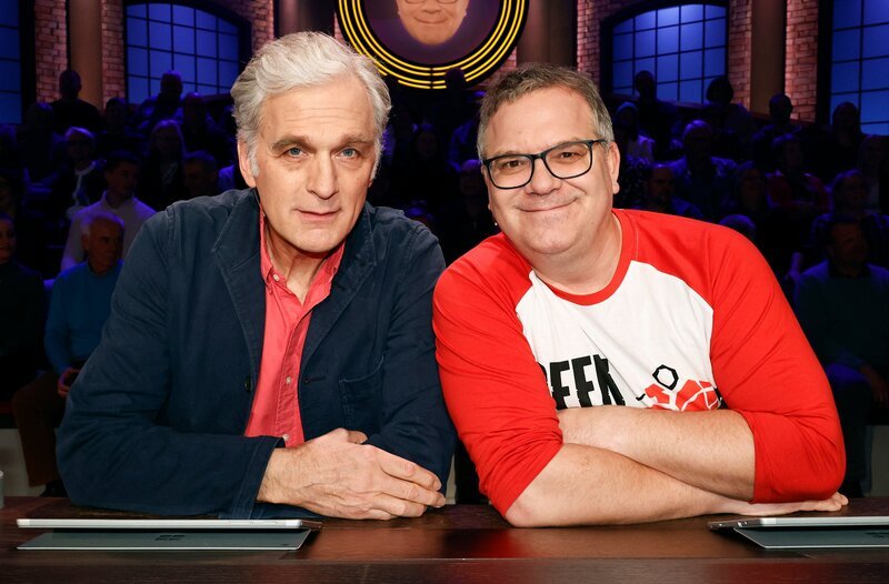 Rateteam-Kapitän Elton (r.) mit Schauspieler Walter Sittler (l.). – Bild: ARD/​Morris Mac Matzen
