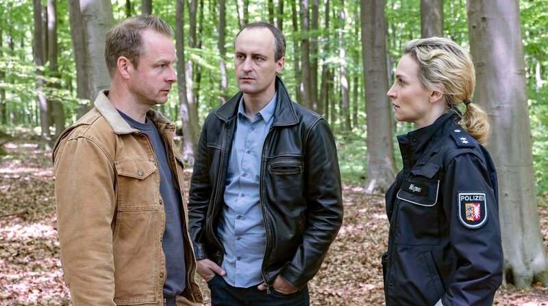 Lagebesprechung: Hauke Jacobs (Hinnerk Schönemann, links), Lasse Huppertz (Thomas Niehaus) und Hannah Wagner (Jana Klinge) – Bild: NDR/​Sandra Hoever