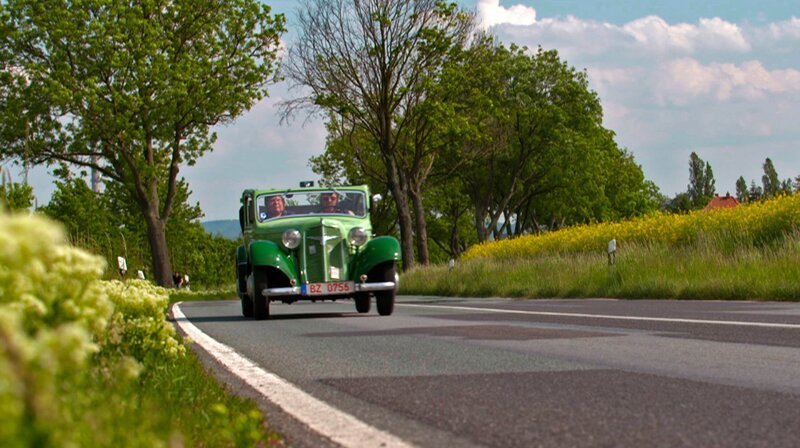 Protagonisten Ludwig Jatzwauk und Wolfgang Wittrien im Oldtimer auf der B96. (Foto für beide Teile verwendbar.) – Bild: MDR/​DOKfilm Fernsehproduktion Gmbh/​Julia Senkler