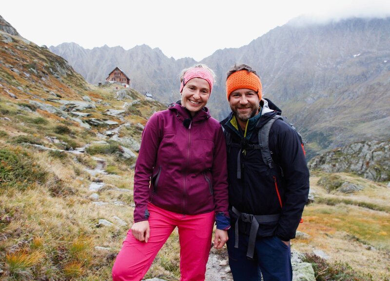 Susanne Brand und Nik Hartmann vor der Gaulihütte – Bild: SRF