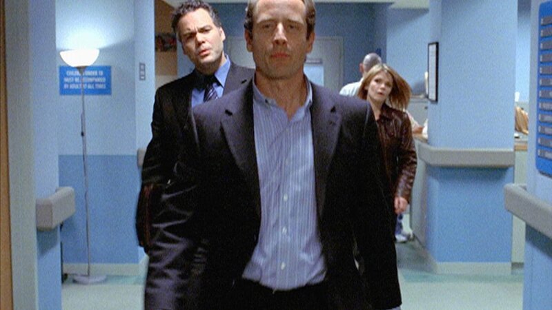 Detective Goren (Vincent D’Onofrio, l.) und seine Kollegin Alexandra Eames (Kathryn Erbe) verdächtigen Paul Whitlock (Sam Robards) des Mordes. Doch hat er wirklich eine Autobombe gezündet? – Bild: MG RTL D