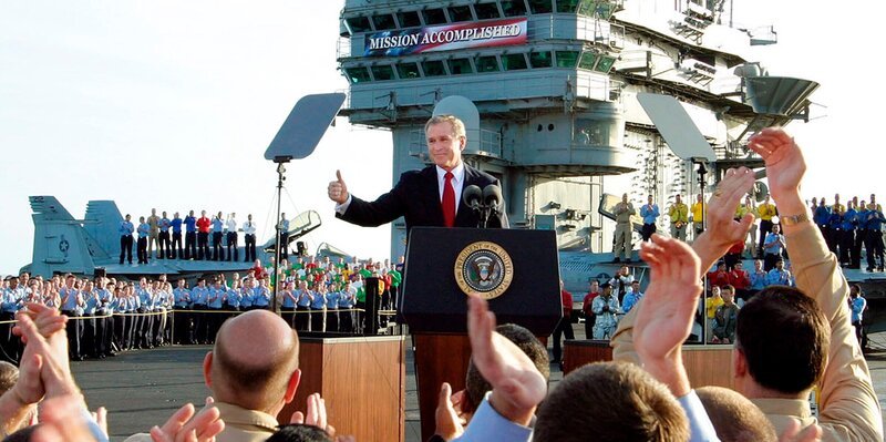 Nach dem Sturz des irakischen Diktators Saddam Hussein verkündet US-Präsident George W. Bush am 1. Mai 2003 das erfolgreiche Ende der Mission – doch der „Krieg gegen den Terror“ wird die USA noch auf Jahre bestimmen. – Bild: Picture Alliance /​ ZDF