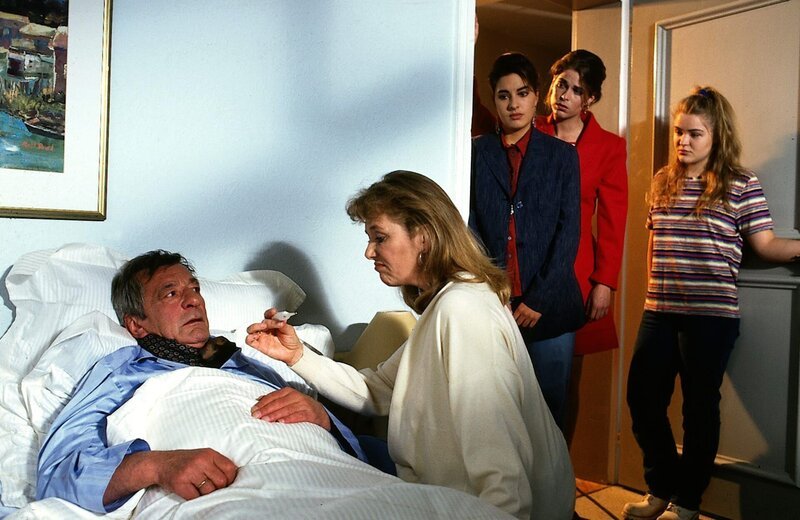 9. Berthold Sanwaldt (Günter Mack) liegt mit Fieber im Bett. Margot (Jutta Speidel) und die Töchter (v.re.: Fritzi /​ Floriane Eichhorn, Ursula Buschhorn, Julia Dahmen) machen sich Sorgen. – Bild: ZDF und Hermann Roth./​Hermann Roth