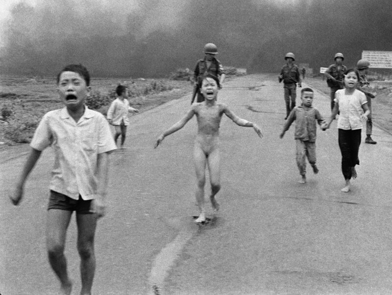 Am 8. Juni wurde das Dorf Trang Bang unweit von Saigon von Napalm-Bomben getroffen. Nackt und verbrannt floh die damals 9-jährige Kim Phuc („Napalm-Mädchen“) mit ihren Geschwistern. – Bild: ZDF und Picture Alliance