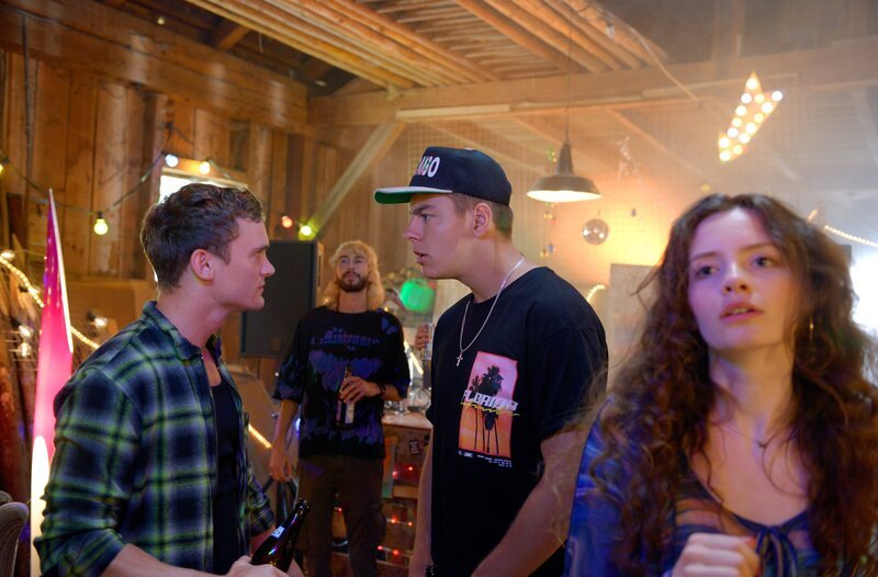 DJ Dominik (Ivan Barišic, M.) und der verwaisten Hofbesitzer Linus (Arne Kübler, l.) haben beide Interesse an Ramona Sperr (Julia Grasmugg, r.). – Bild: ARD/​Rupert Scheele