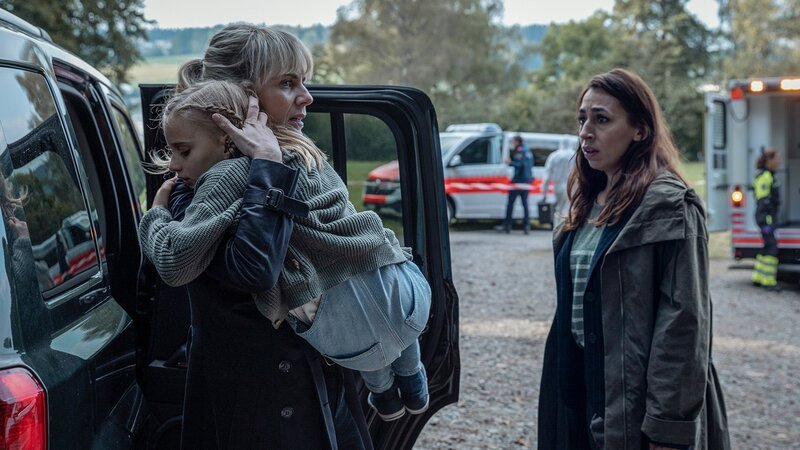 Bringen die junge Zeugin in Sicherheit: Anna Pieri Zuercher als Kommissarin Isabelle Grandjean, Maura Landert als Ella Perrier, Carol Schuler als Kommissarin Tessa Ott (r.) – Bild: SRF/​Sava Hlavacek