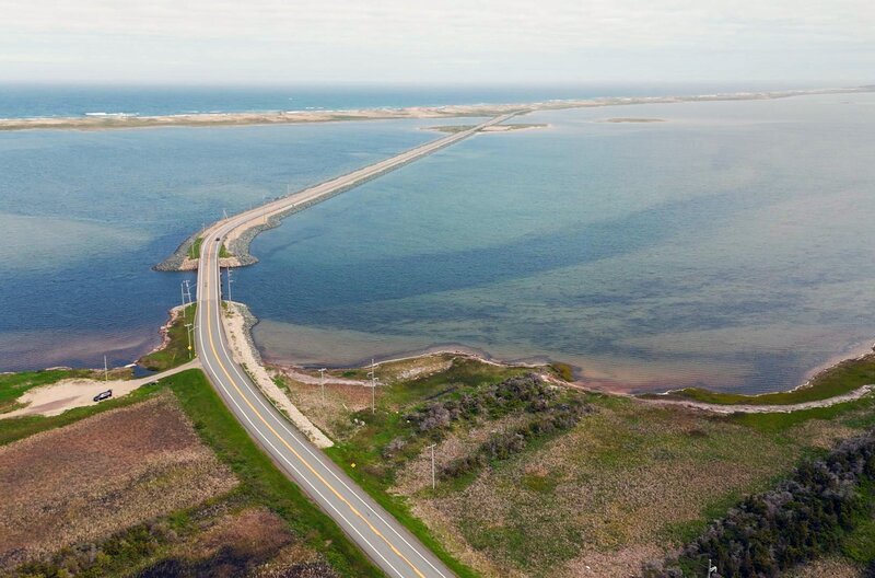 Die „Route 199“ nach Pointe aux Loups: Die Landstraße verbindet sechs der sieben bewohnten Inseln des Magdalenen-Archipels. – Bild: Florianfilm