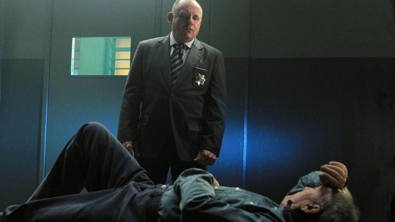 Captain Jim Brass (Paul Guilfoyle) sucht den inhaftierten ehemaligen Undersheriff McKeen (Conor O’Farrell, lieg.) im Gefängnis auf. – Bild: MG RTL D