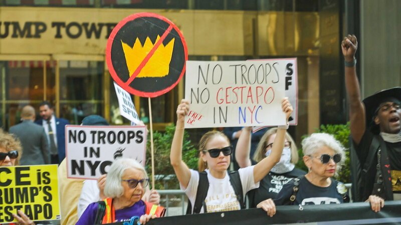 Millionen Amerikaner befürchten die Entstehung eines autoritären Regimes. – Bild: RTS Radio, Television Suisse / ZDF Millionen Amerikaner befürchten die Entstehung eines autoritären Regimes. – Bild: RTS Radio, Television Suisse / ZDF