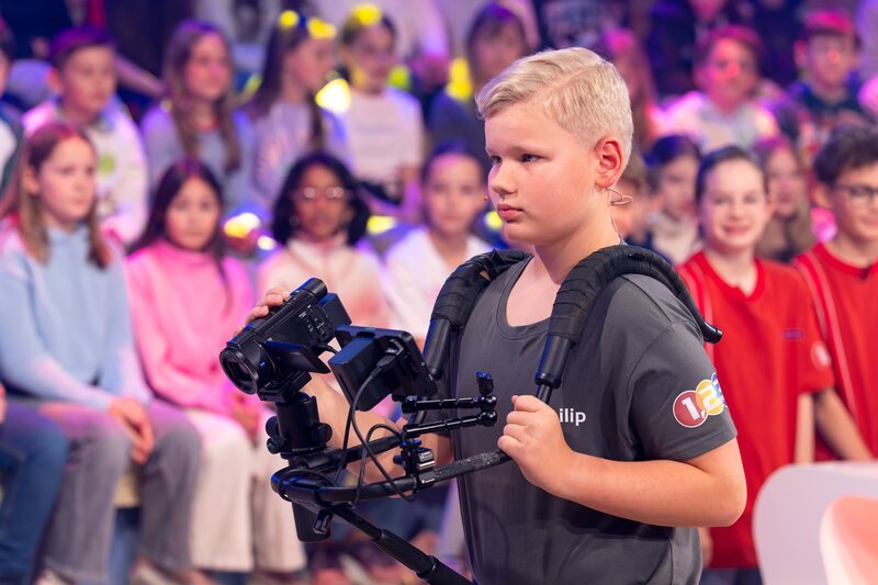 Kamerakind Philip unterstützt heute das Aufnahmeteam im Studio. – Bild: ZDF und Ralf Wilschewski