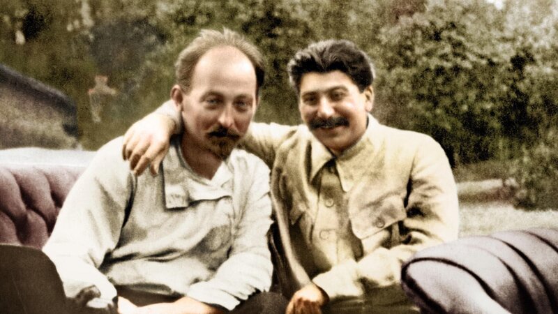 Tscheka ist die politische Polizei des neuen bolschewistischen Staates. Hier ist Felix Dzerzhinsky im Jahr 1924, zwei Jahre bevor er eliminiert wurde. – Bild: Die rote Armee /​ CC&CClarkeCostelle & Cie