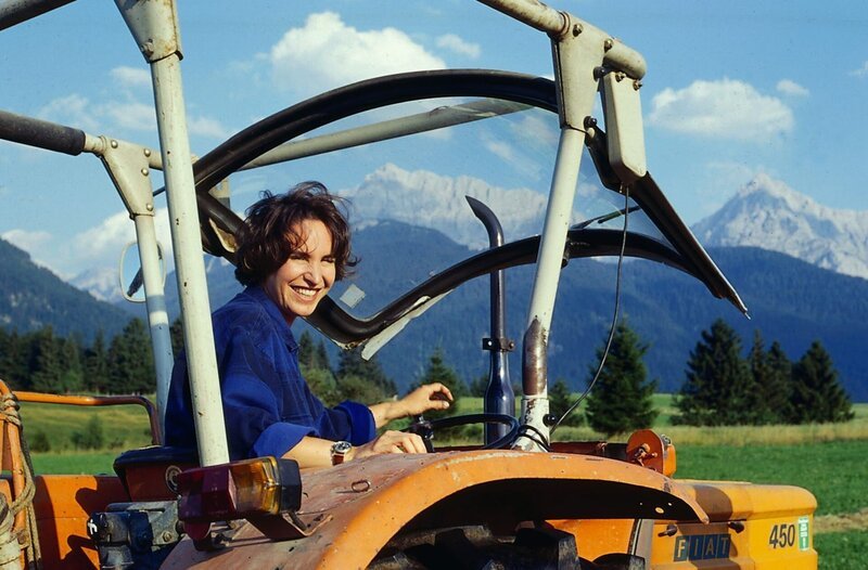 Sonja (Katerina Jacob) fühlt sich wohl in den bayerischen Bergen. Sie hilft dem Bauern Veit Kofler (Holger Schwiers) bei der Heuernte. – Bild: ZDF und Hermann Roth