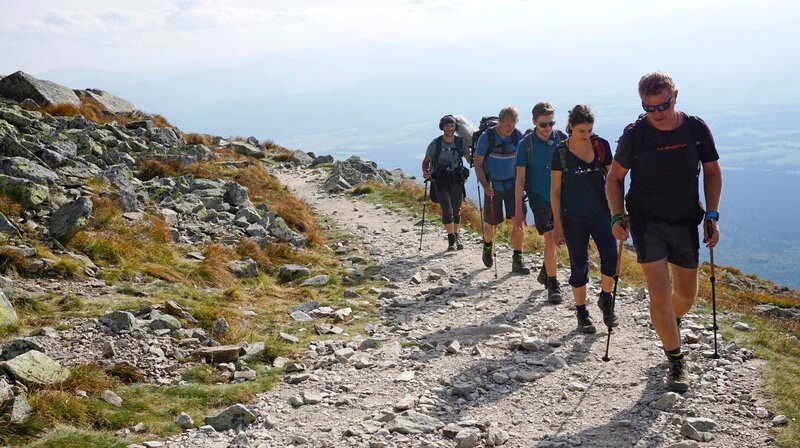 Das BIWAK-Team auf dem Weg zum Krivan in der Hohen Tatra (Foto für alle Folgen verwendbar.) – Bild: MDR/​Holger Lieberenz