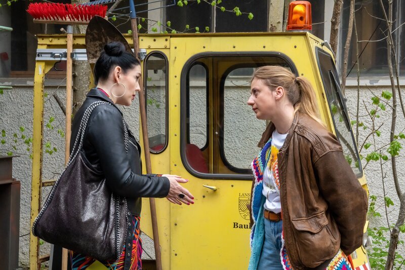 Sarah (Sophie Reiml, rechts) wird nachdenklich, als Tina (Anita Eichhorn, links) sie auffordert, keine weiteren Vorwürfe gegen Philipp und Charly mehr vorzubringen. – Bild: Ewa Wiese /​ BR