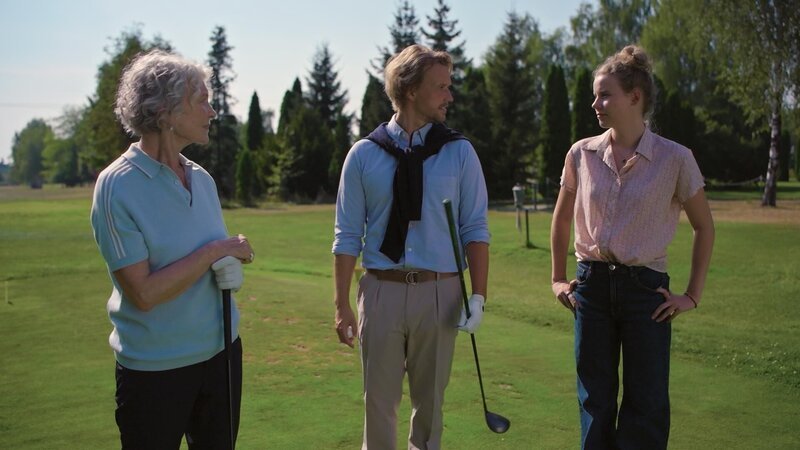 (v.l.n.r.) Carla Groneberg (Edelgard Hansen); Felix Groneberg (Christopher Kohn); Pippa Meisner (Natascha Weitzendrof) – Bild: Joyn