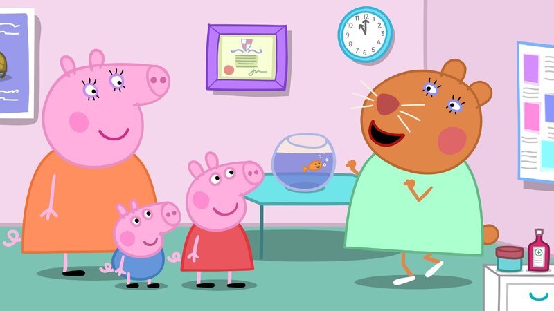 Peppa und ihre Familie bringen Goldie, den Fisch, für eine Untersuchung zu Doktor Hamster (re.). Dort treffen sie auf Opi Mümmel und sein Haustier, einen Molch. Doktor Hamster erzählt Opi Mümmel, dass sie sich wünscht, mehr Sport zu machen. Opi Mümmel entscheidet sich dazu, etwas ganz spezielles anzufertigen, um Doktor Hamster zu helfen sich mehr zu bewegen. – Bild: RTL