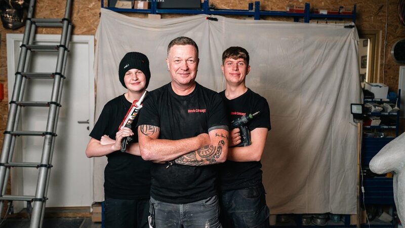 Angelo Zannin (M.) und seine Söhne Toni (r.) und Robin (l.) bauen Kulissen aus bekannten Hollywood Filmen nach. – Bild: 3sat