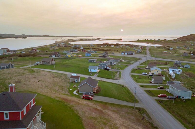 La Petite Baie im Sonnenuntergang: Zwischen Wind und Düne pflegen die Madelinots eine lebhafte Kultur, die ihnen hilft, mitten im Sankt-Lorenz-Golf zu überleben. – Bild: Florianfilm
