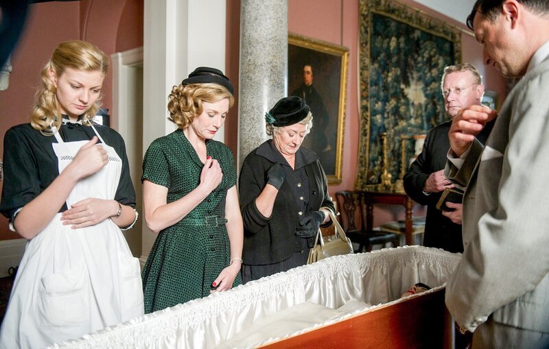Susie (Kasia Koleczek), Lady Felicia (Nancy Carroll), Mrs McCarthy (Sorcha Cusack), Father Brown (Mark Williams) und James Trewlove (Dan Fredenburgh). – Bild: ORF/​BBC/​Chris Lobina
