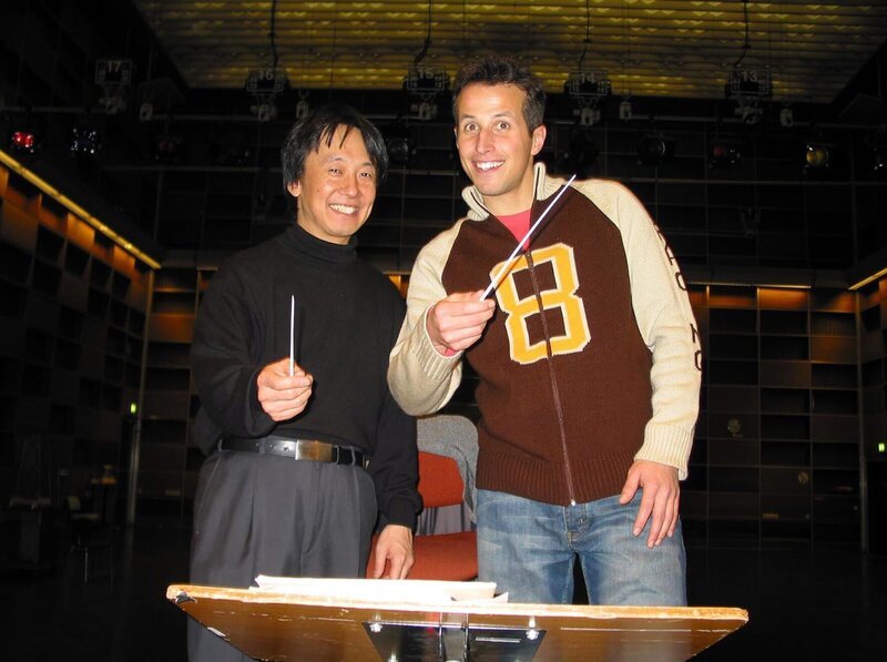 Willi Weitzel mit dem Dirigenten Toshiyuki Kamioka. Hier platzt Willi mitten in die Probe des Münchner Rundfunkorchesters im BR-Funkhaus. – Bild: BR/​megaherz