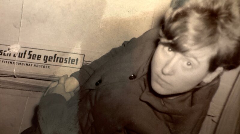 Rosemarie Schmidt war 18, als sie das erste Mal an Bord eines Fang- und Verarbeitungsschiffes war. – Bild: NDR/​Rosemarie Schmidt /​ NDR Presse und Information