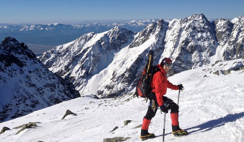 BIWAK-Moderator Thorsten Kutschke kurz unterm Gipfel mit Fernblick bis auf den Kamm der Niederen Tatra. – Bild: MDR/​Thorsten Kutschke