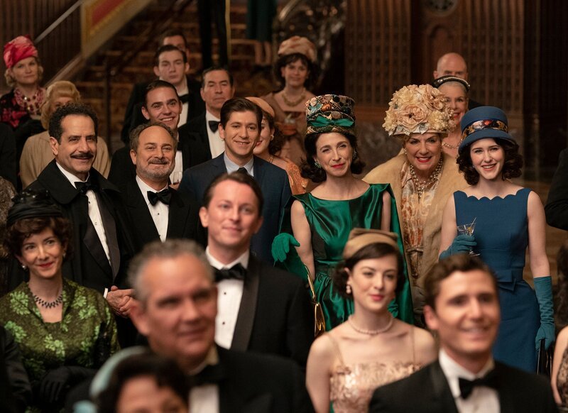 3. Reihe von l.-r.: Abe Weissman (Tony Shalhoub), Moishe Maisel (Kevin Pollak), Joel Maisel (Michael Zegen), Shirley Maisel (Caroline Aaron), Rose Weissman (Marin Hinkle), Miriam ‚Midge‘ Maisel (Rachel Brosnahan) – Bild: Prime Video